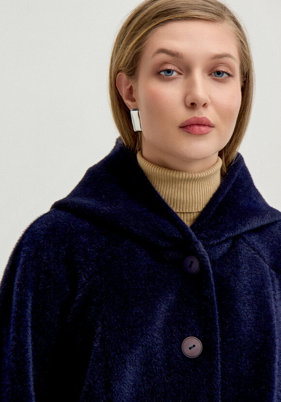 Жакет пушистый с капюшоном на пуговицах шир.  580, рис. 15