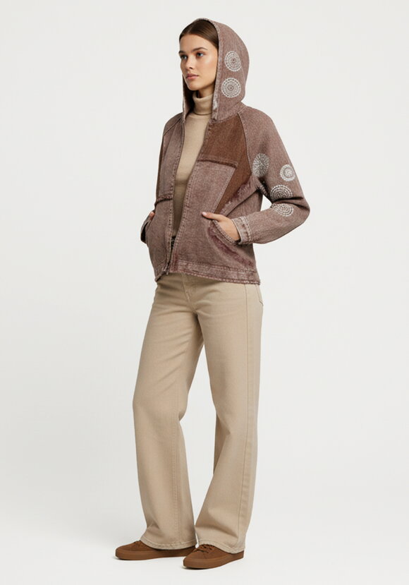 Куртка джинсовая с нашивками Ванесса шир.  580, рис. 8