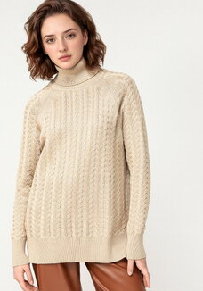 Свитер вязаный с косами и высоким горлом