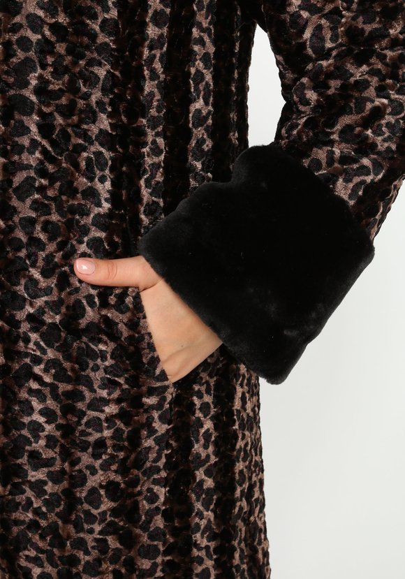 Шуба с контрастными манжетами и воротником шир.  580, рис. 14