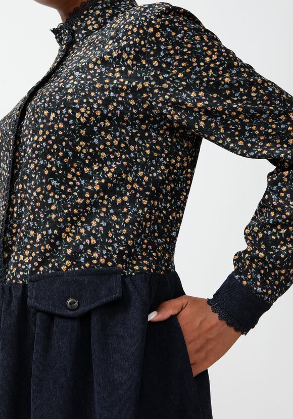 Платье из комбинированной вельветовой ткани шир.  580, рис. 28