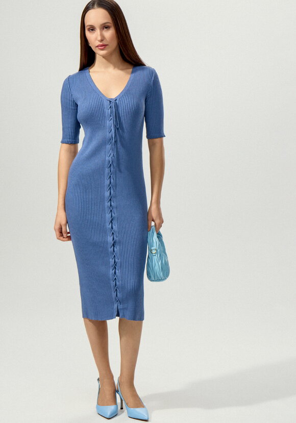 Платье прямое миди с V-образным вырезом шир.  580, рис. 1