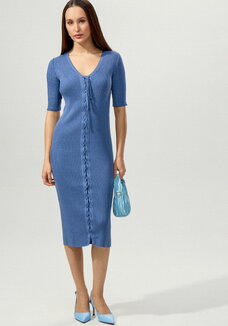 Платье прямое миди с V-образным вырезом