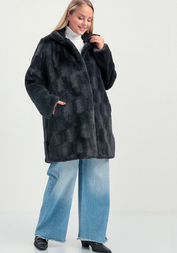 Шуба длины миди с брошью на воротнике шир.  580, рис. 3