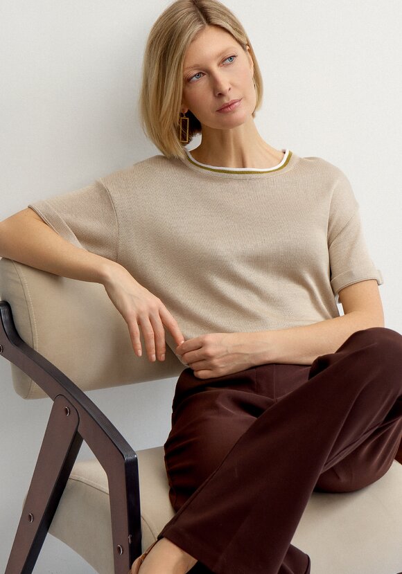 Футболка с отделкой по горловине шир.  580, рис. 1