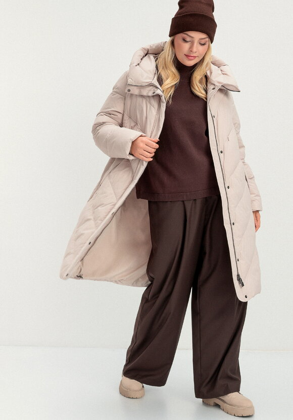 Пуховик стеганый свободного кроя с капюшоном шир.  580, рис. 51