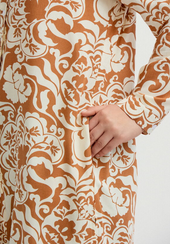 Блуза удлинённая с карманами шир.  580, рис. 7