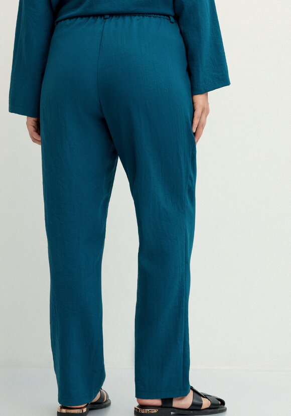 Брюки прямого кроя на резинке по поясу шир.  580, рис. 32