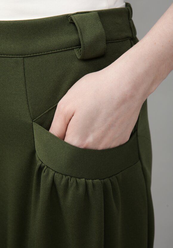 Брюки женские со сборкой на карманах шир.  580, рис. 32