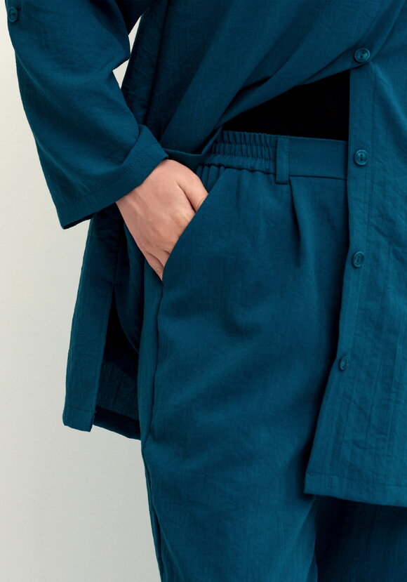 Брюки прямого кроя на резинке по поясу шир.  580, рис. 34