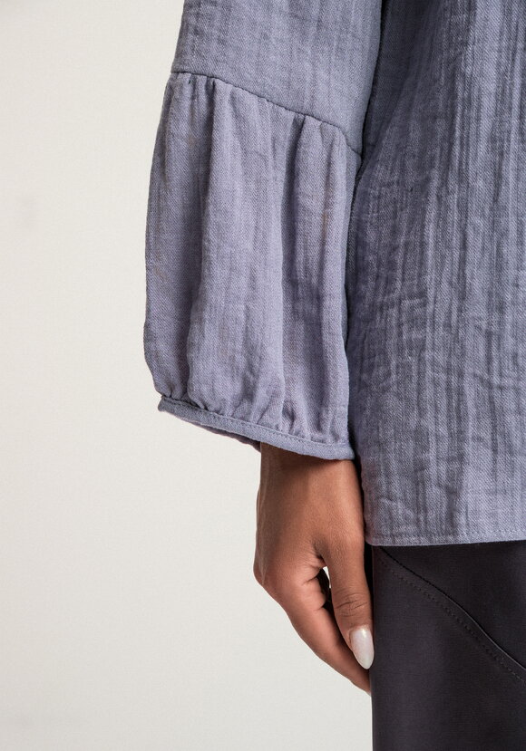 Блуза свободного кроя с рюшей по вороту шир.  580, рис. 6