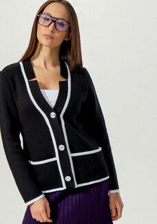 Пиджак с яркой окантовкой