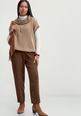 Брюки с карманом в рельефе