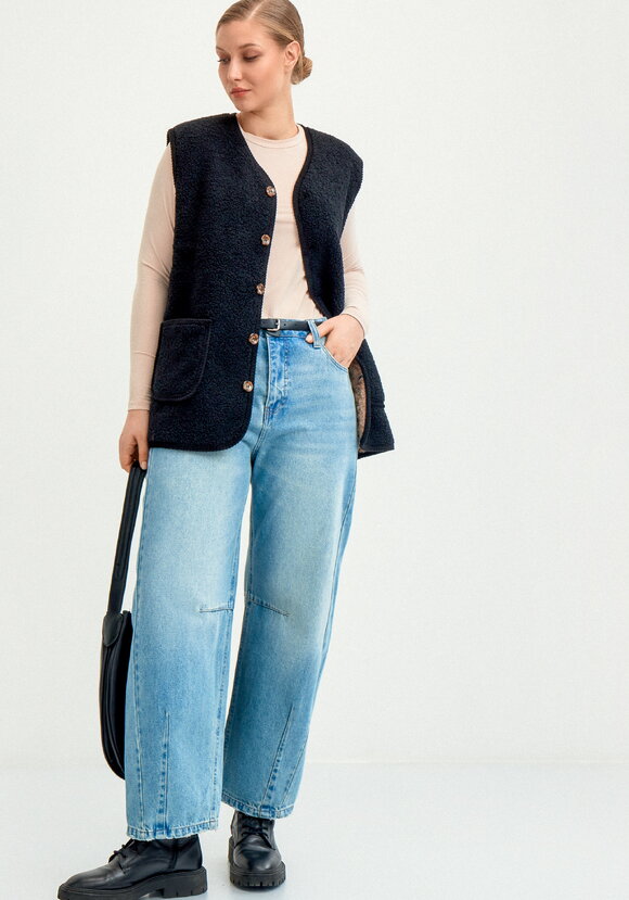 Жилет из экомеха на пуговицах шир.  580, рис. 2