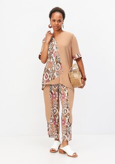 Костюм с асимметричными вставками