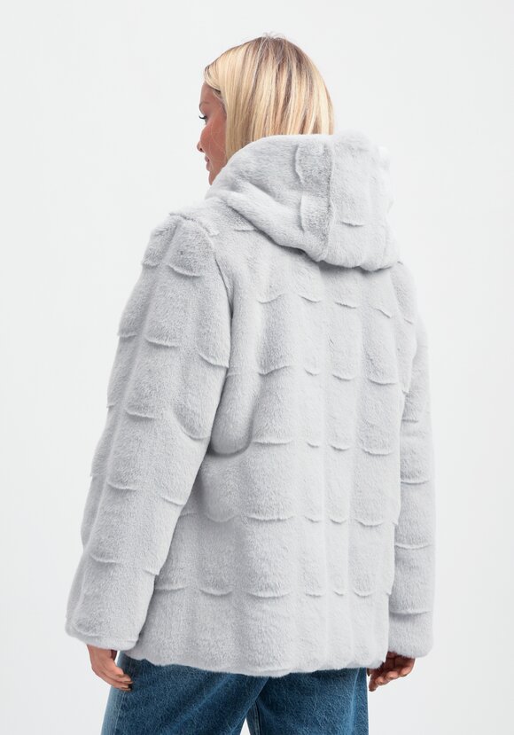 Шуба фактурная с капюшоном и брошью шир.  580, рис. 22