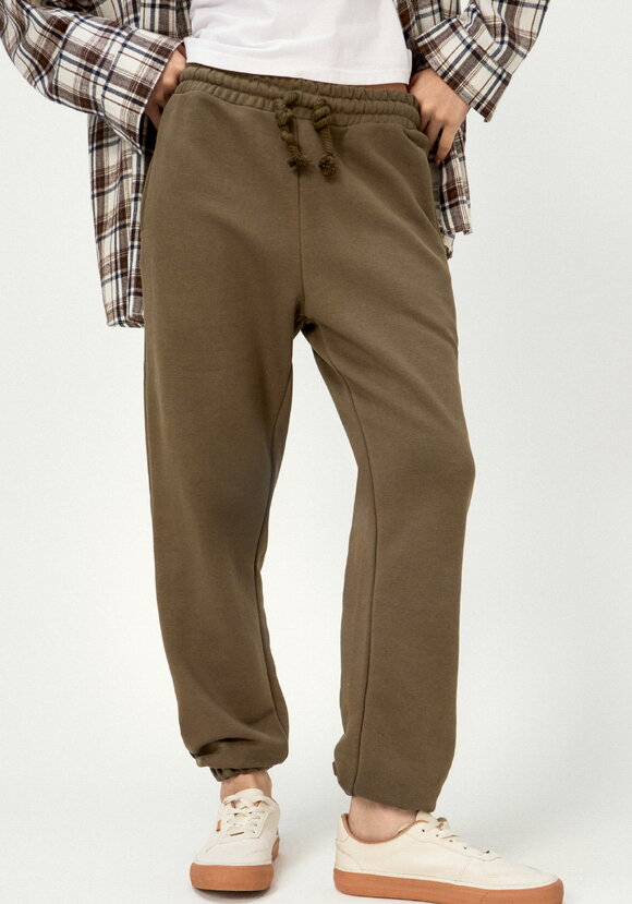 Брюки джоггеры с карманами на резинке шир.  580, рис. 30