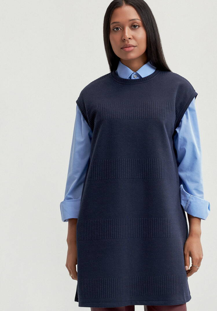 Жилет из трикотажа с фактурным рисунком шир.  750, рис. 20