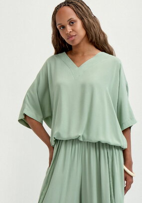 Блуза с V-образным вырезом свободная