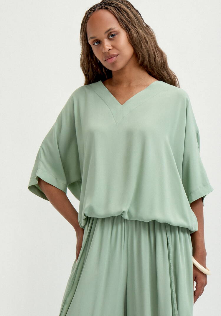 Блуза с V-образным вырезом свободная шир.  750, рис. 17