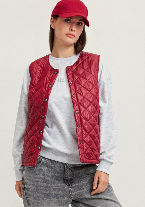 Жилет стёганый с застёжкой на кнопки шир.  580, рис. 21