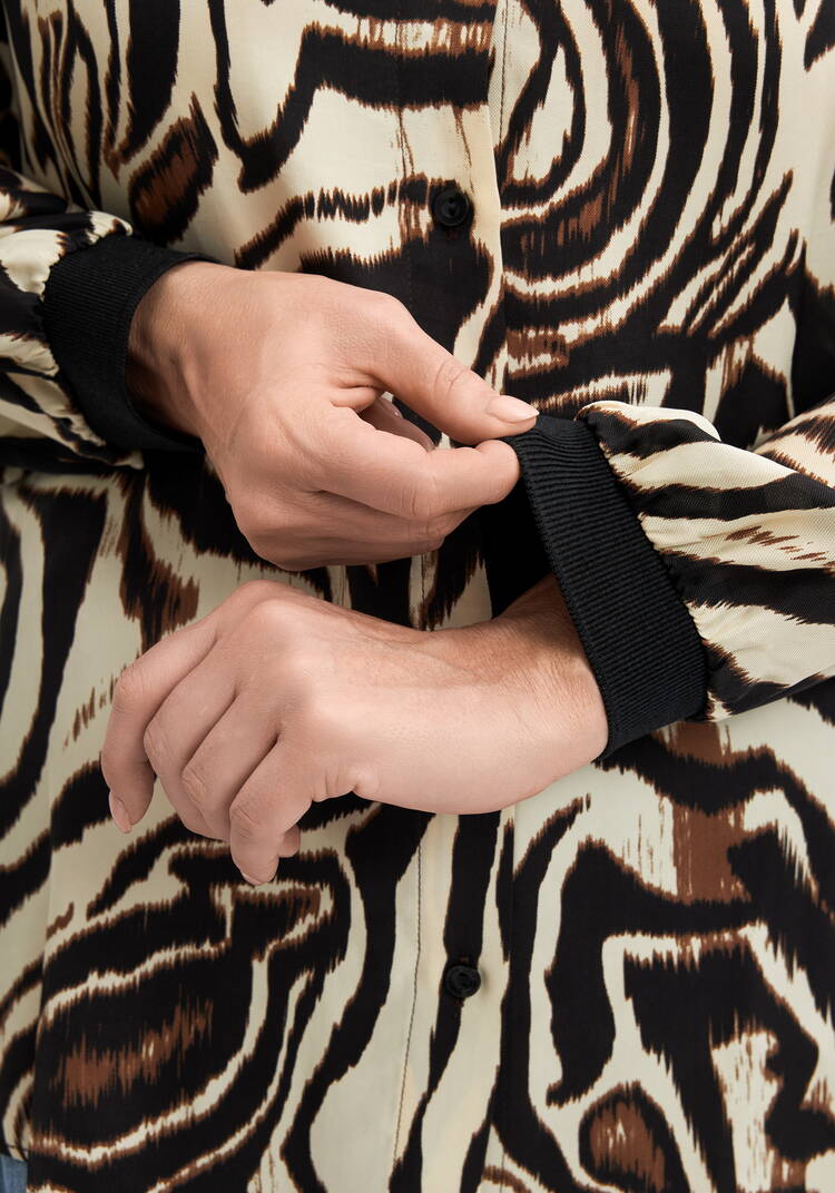 Блуза с анималистичным принтом на пуговиуах шир.  750, рис. 6