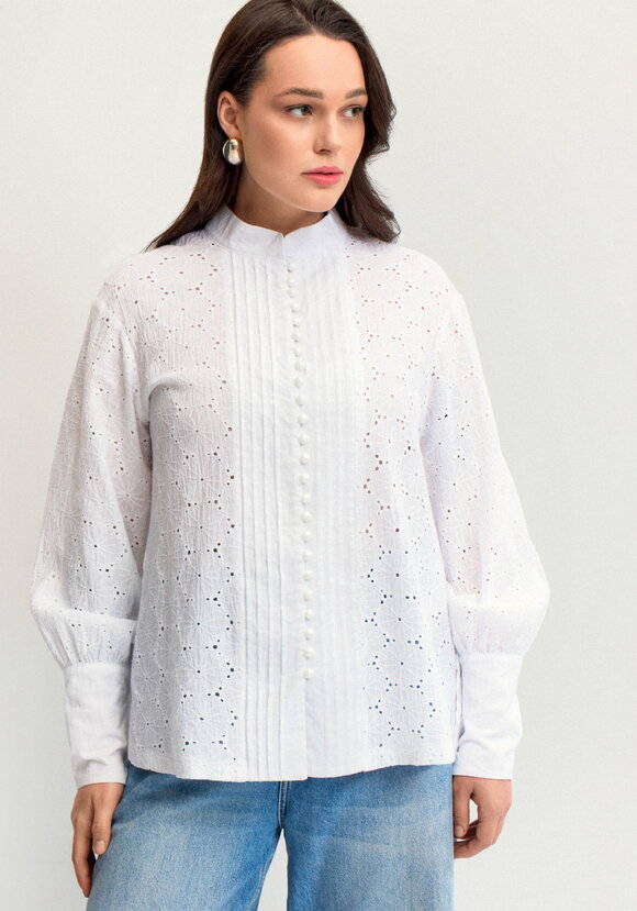 Блуза из шитья с жемчужными пуговицами шир.  580, рис. 27