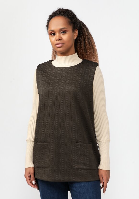 Жилет из фактурной трикотажной ткани шир.  580, рис. 10