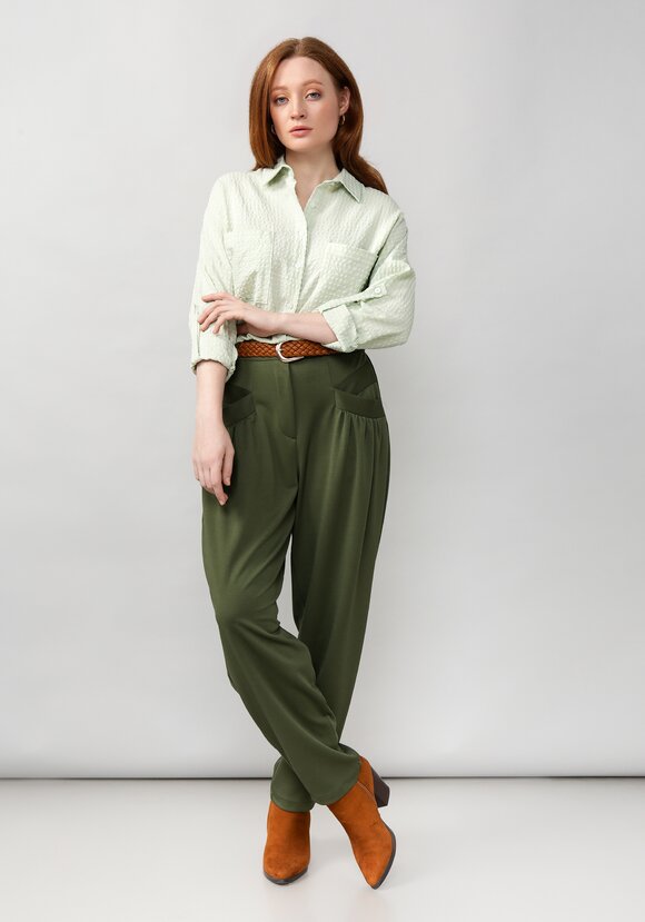 Брюки женские со сборкой на карманах шир.  580, рис. 34