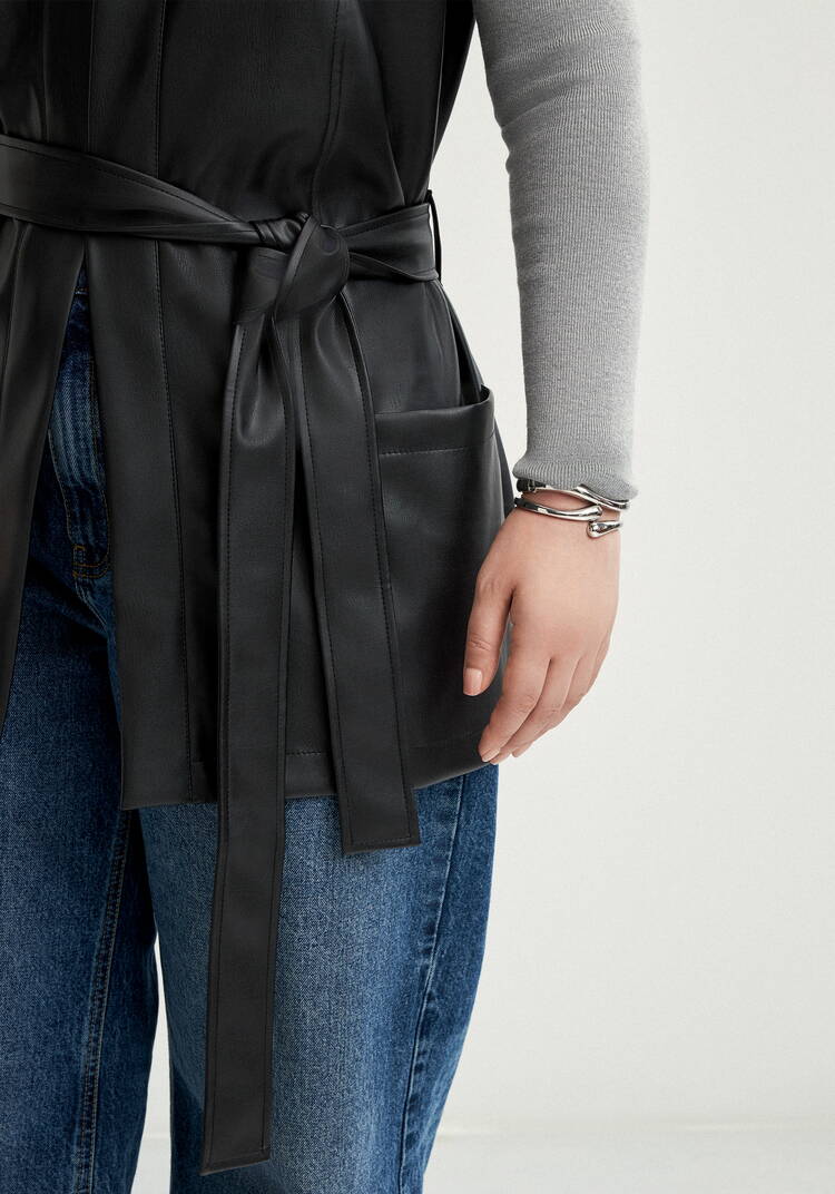 Жилет из эко-кожи на запах шир.  750, рис. 6