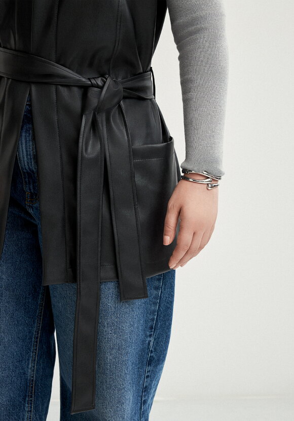 Жилет из эко-кожи на запах шир.  580, рис. 6