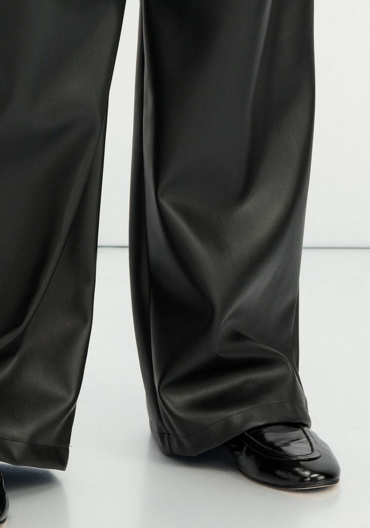 Брюки прямого кроя из экокожи шир.  750, рис. 12