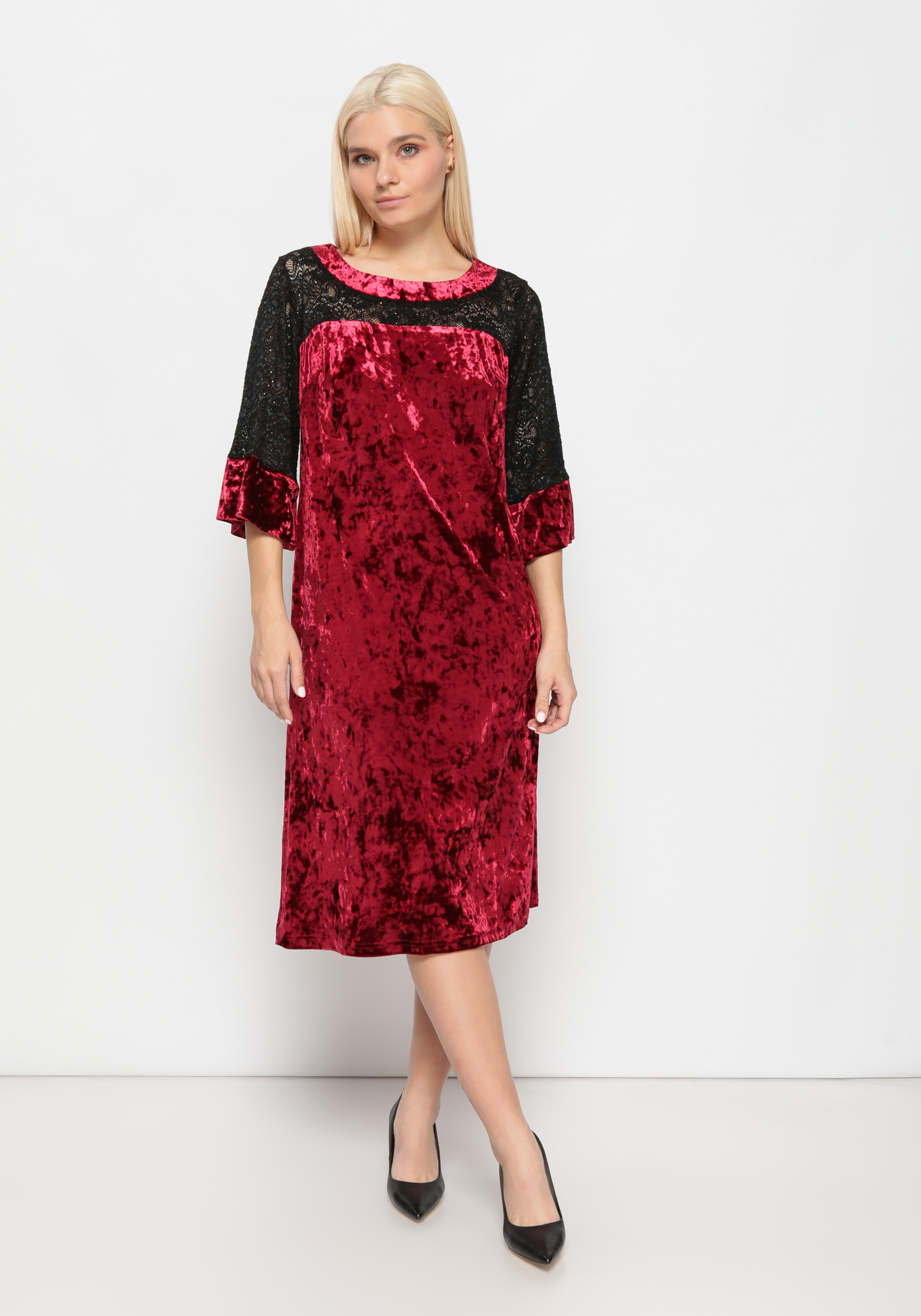 Бархатное платье с гипюром