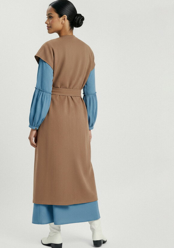 Жилет на запах со спущенным плечом шир.  580, рис. 30