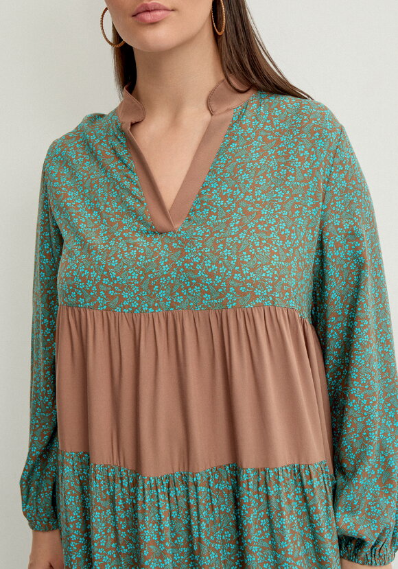 Платье с ярусами и V-образным вырезом шир.  580, рис. 28