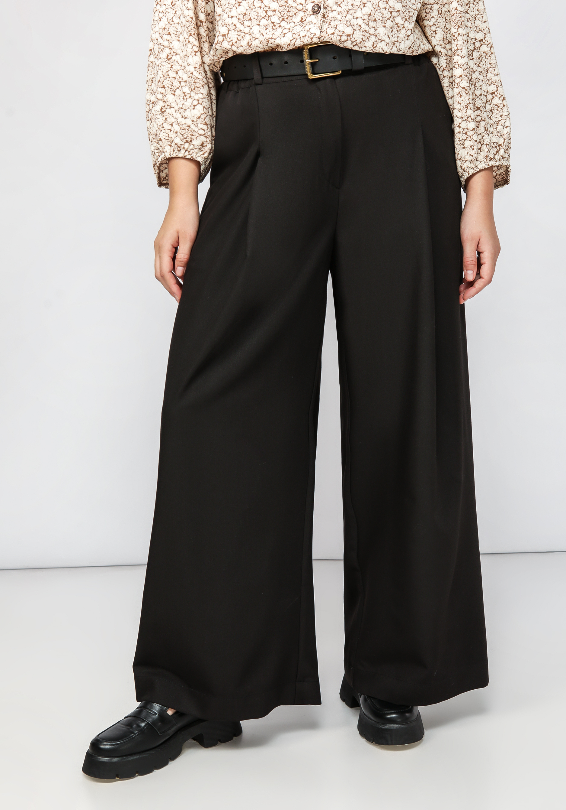 Брюки из костюмной ткани свободного кроя 2799₽