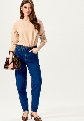 Мом-джинсы с зауженными к низу брючинами