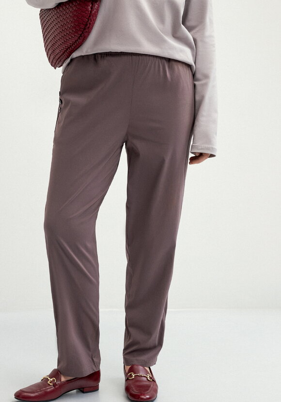 Брюки зауженные с декором из пуговиц шир.  580, рис. 23