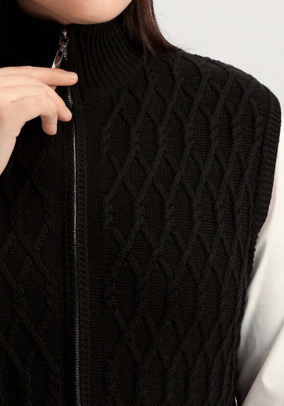 Жилет на молнии с фактурным рисунком шир.  580, рис. 5