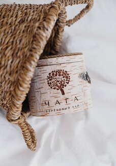 Чай из чаги со смородиной в берёзовом бочонке