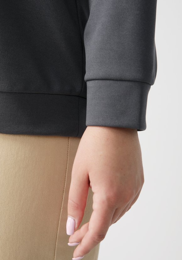 Джемпер с контрастным воротником хомут шир.  580, рис. 16