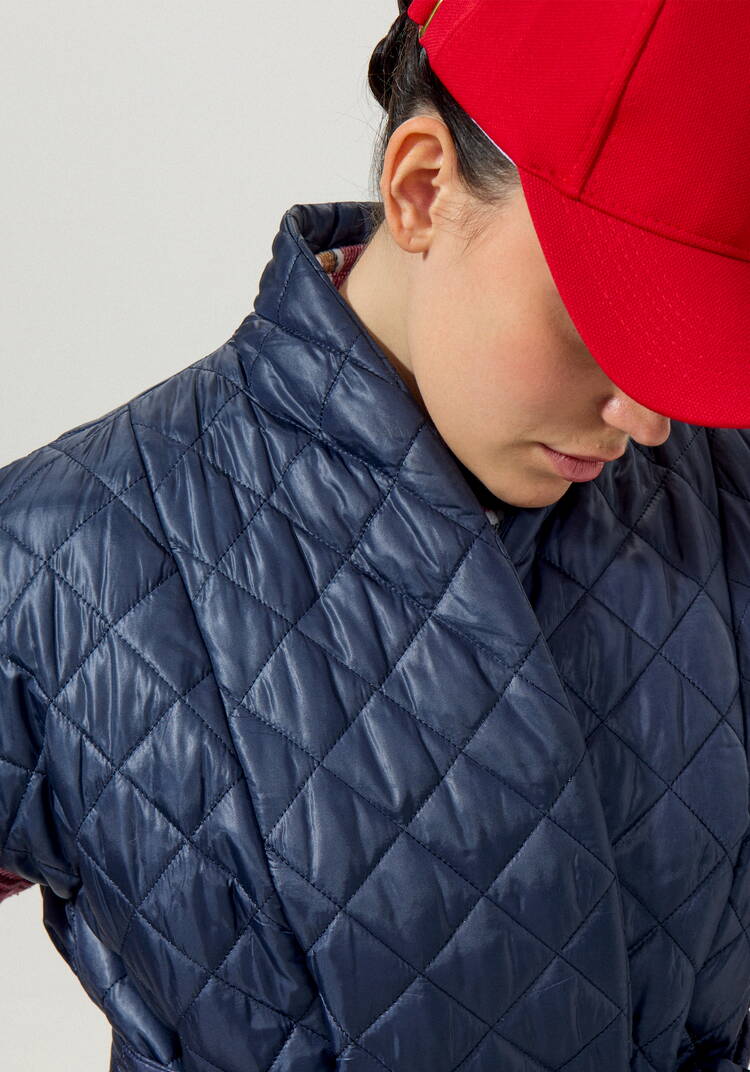 Жилет со спущенным плечом и высоким воротом шир.  750, рис. 19