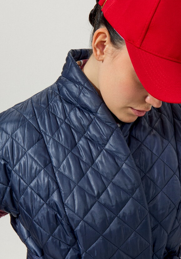 Жилет со спущенным плечом и высоким воротом шир.  580, рис. 19