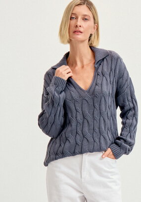 Джемпер с косами и воротником-поло