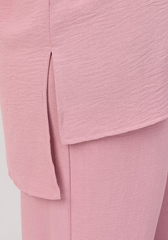 Костюм: брюки и блуза с лаконичным принтом шир.  580, рис. 48