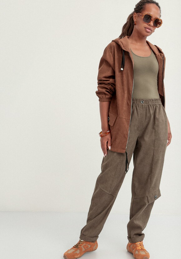 Брюки бананы вельветовые на резинке шир.  580, рис. 23