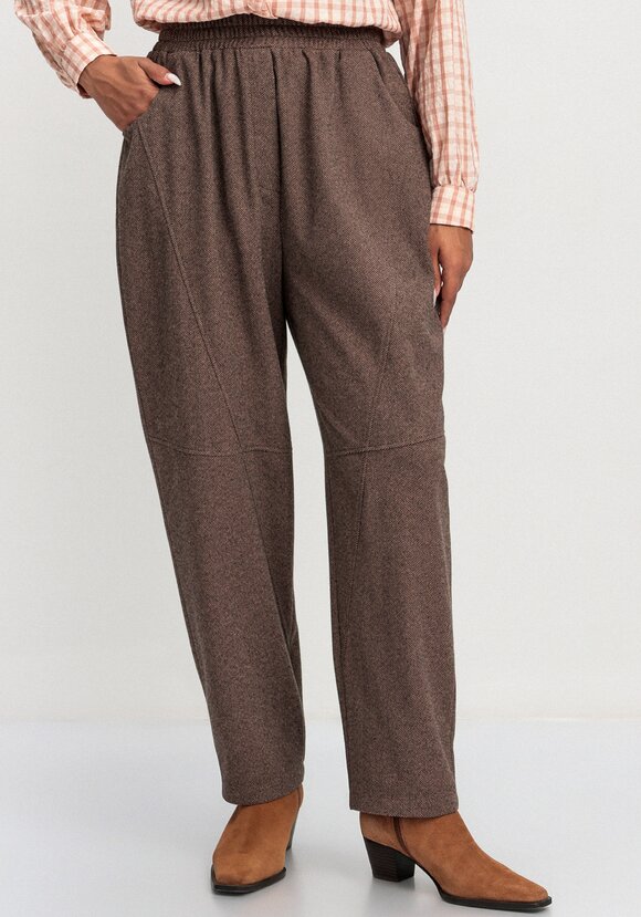 Брюки свободного кроя зауженные к низу шир.  580, рис. 11