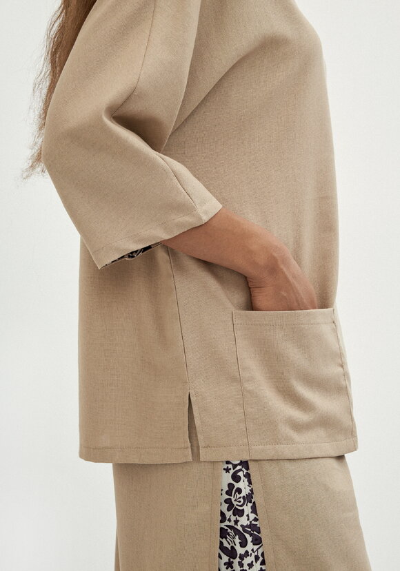 Блуза с контрастной внутренней отделкой шир.  580, рис. 6