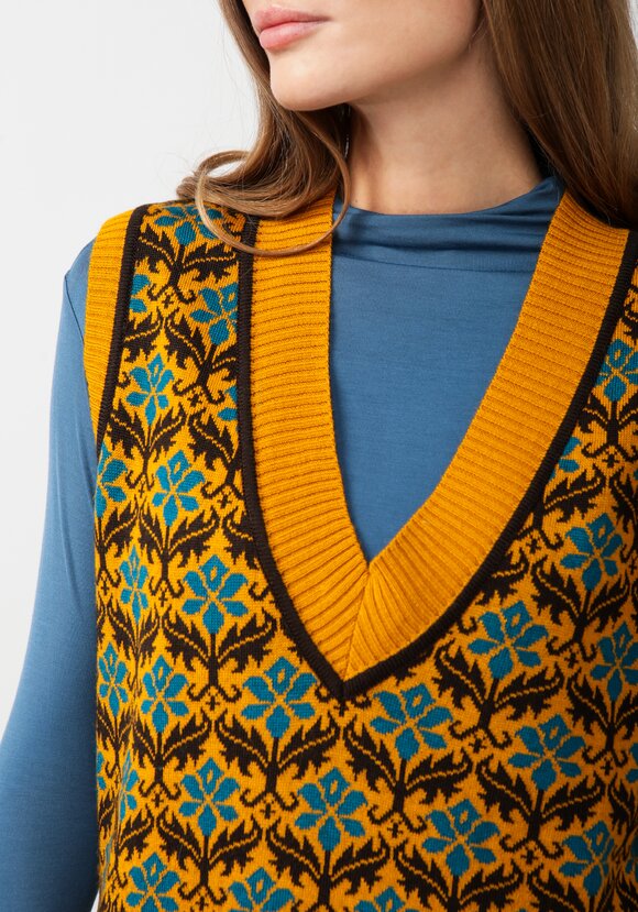 Жилет женский с цветочным рисунком шир.  580, рис. 32