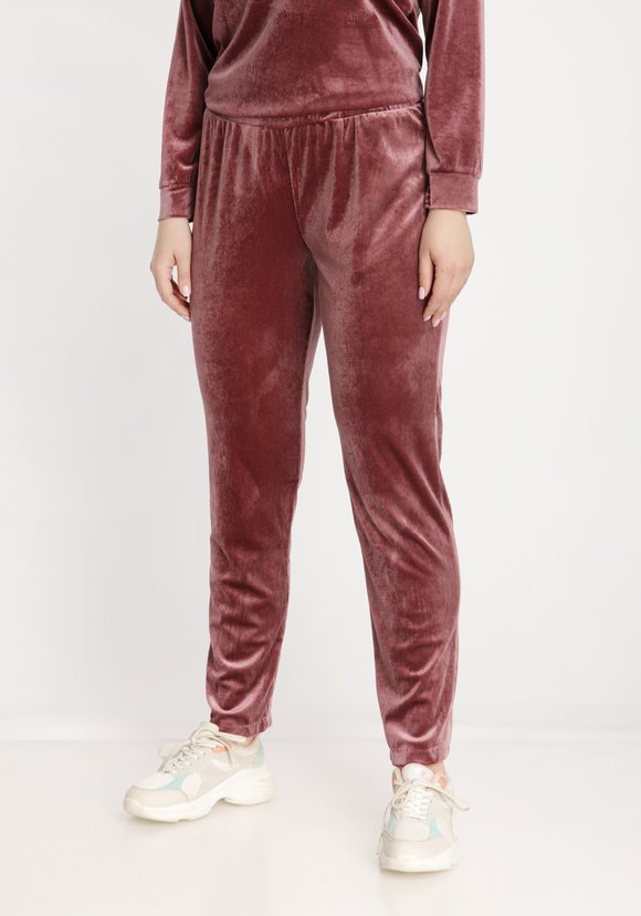 Костюм из бархата с аппликацией шир.  580, рис. 11